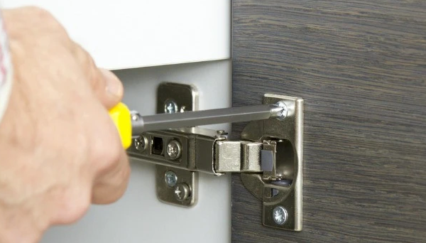 Hoe stel ik een Blum scharnier af en hoe deactiveer ik de softclose functie?