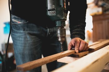 Moet je voorboren in hout of steen?